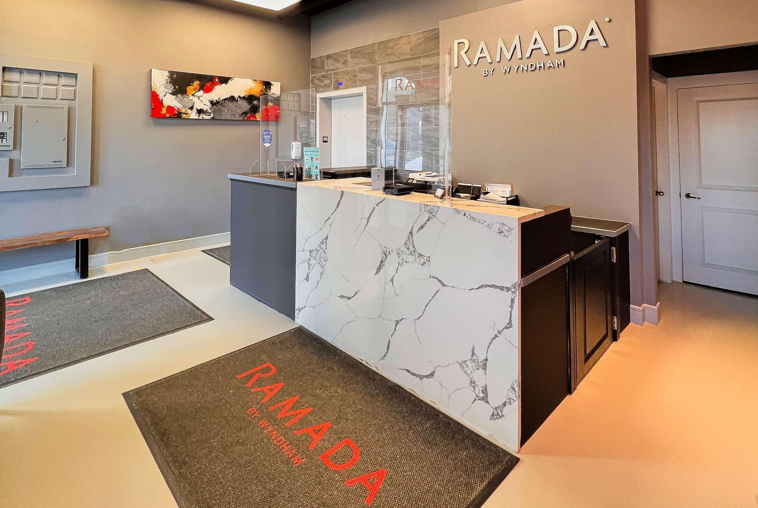 Ramada By Wyndham Форт Мак-Муррей Экстерьер фото